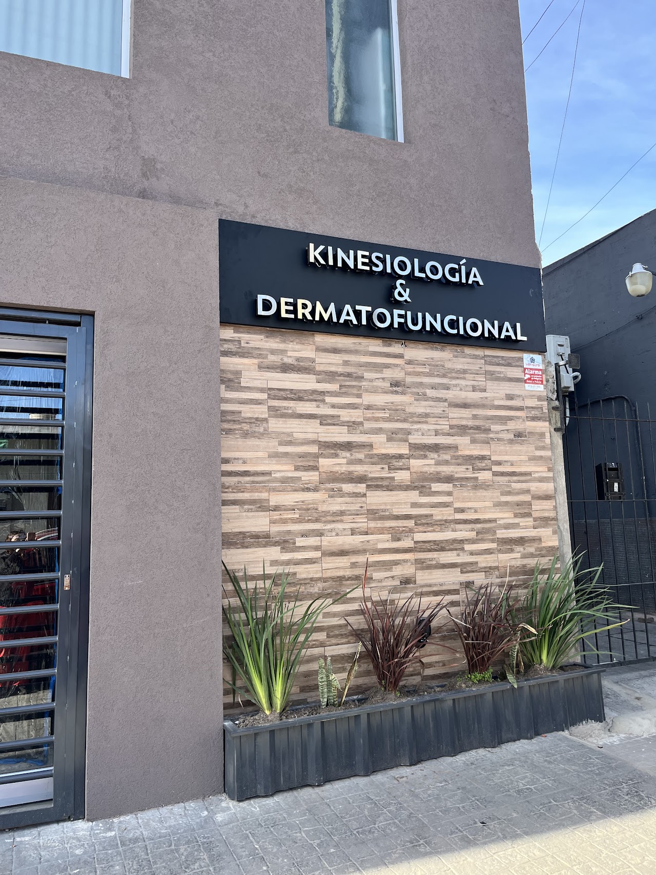 Fachada y recepción de Life Kinesiología en Villa España
